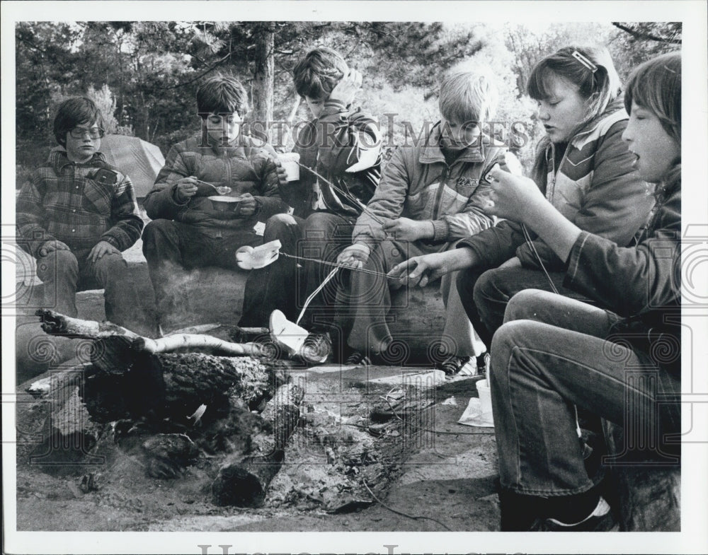 1983 Press Photo Camping and Cooking in Michigan - Historic Images