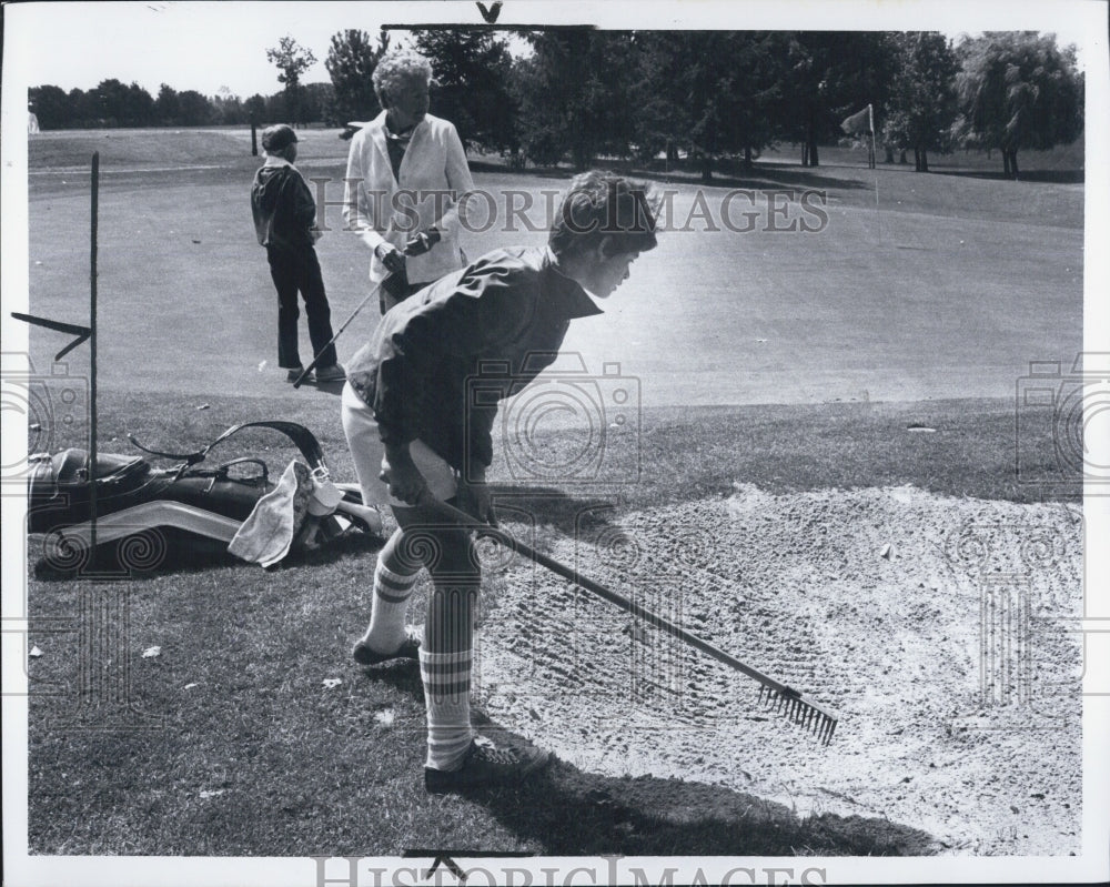 1979 Press Photo Golf Caddy Adam Lessman 14 - Historic Images