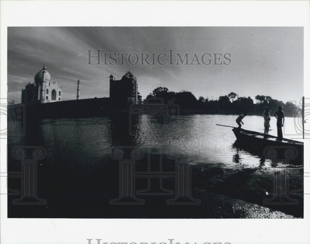 1987 Press Photo Skiff sets out on the Yumuna River from India&#39;s Taj Mahal - Historic Images