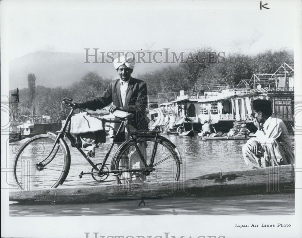 1965 India City Delhi People enjoying outdoors - Historic Images