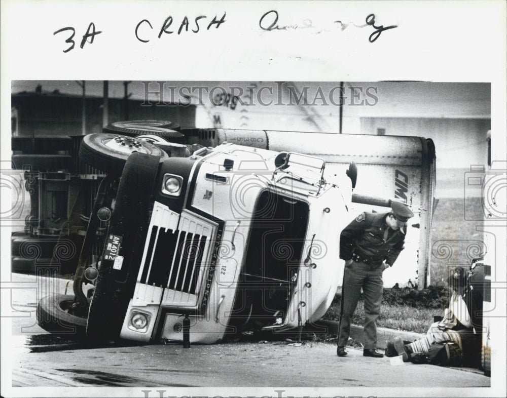 1985 Press Photo Truck driver Rodney Perkins of Taylor gets aid from EMTs - Historic Images