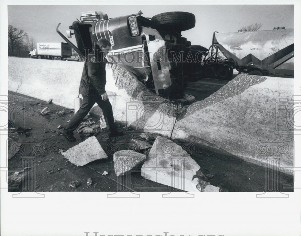 1990 Press Photo Truck accident at southbound I75 at M59 - Historic Images