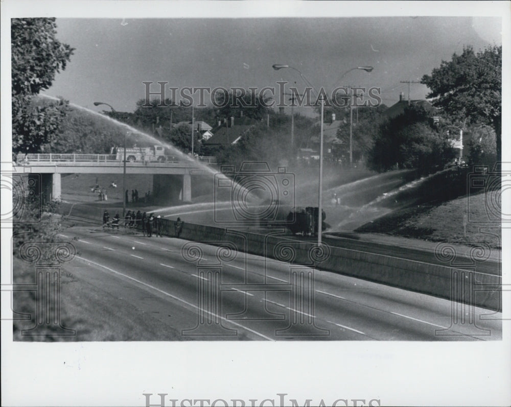 1976 Press Photo Truck accident Tanker Fire Ford Xway e. of Lonyo. - Historic Images