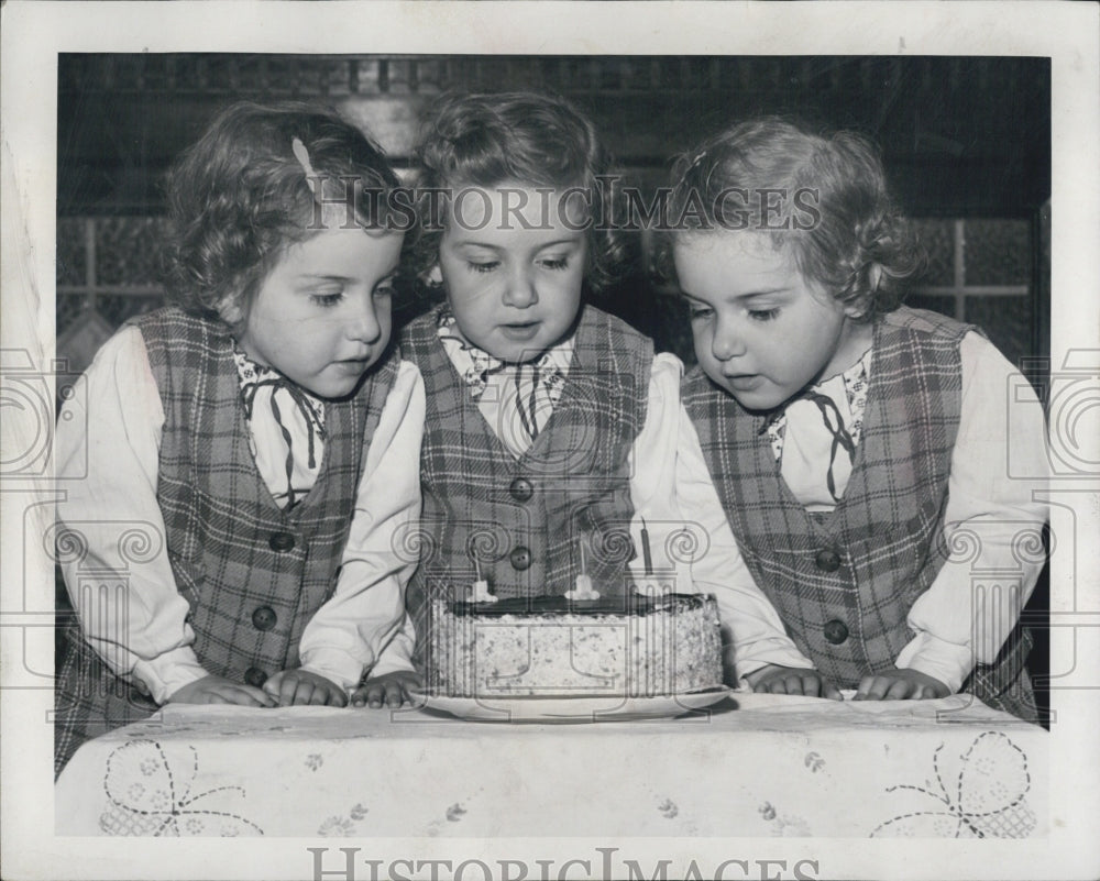 1946 Press Photo of the Lubarsky triplets on third birthday - RSG51201 - Historic Images