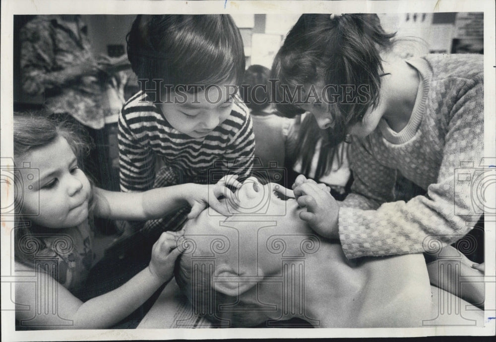 1976 Ravenswood Hospital Children Look At Anatomical Model - Historic Images