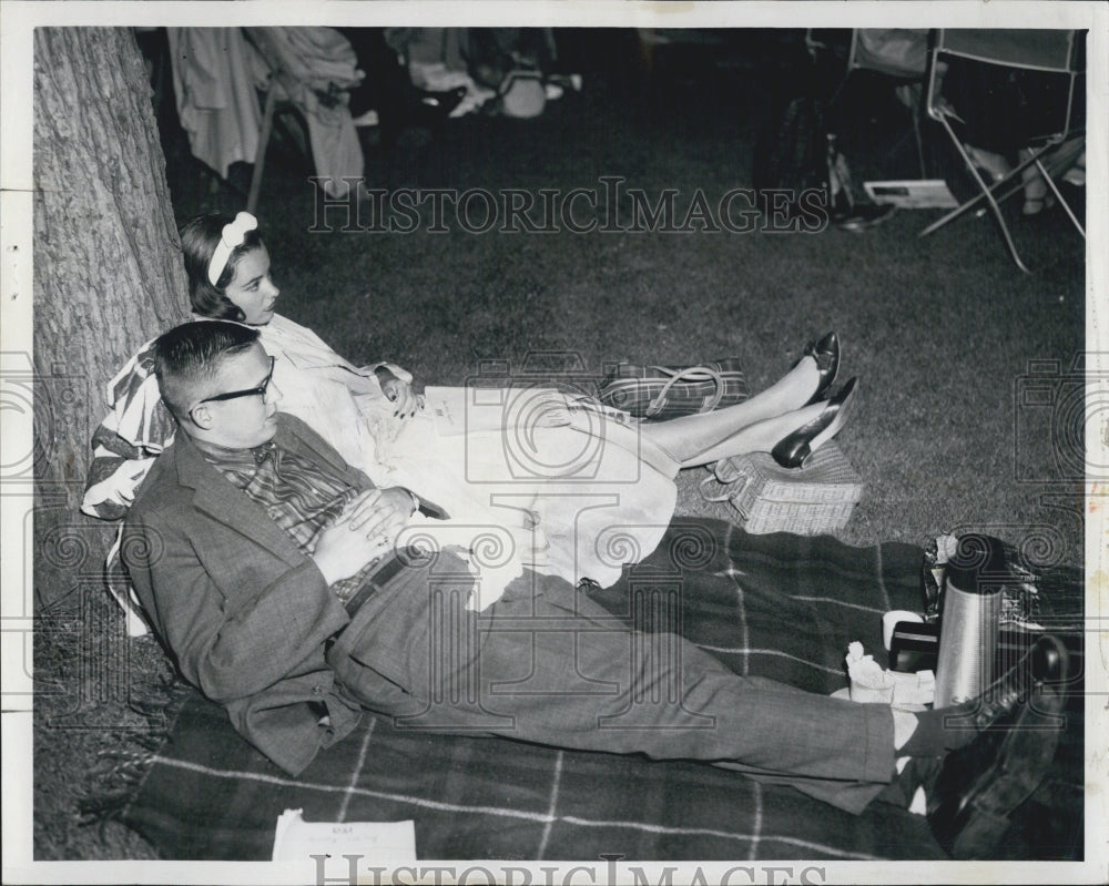 1956 Press Photo Ravina Park Couple Lean Against Tree And Listen To Music - Historic Images