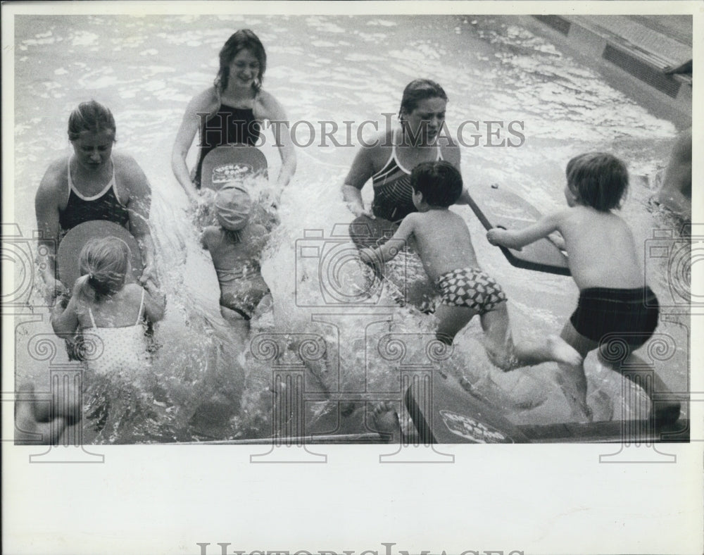 1982 Press Photo Tiny Tots Swimming Class - Historic Images