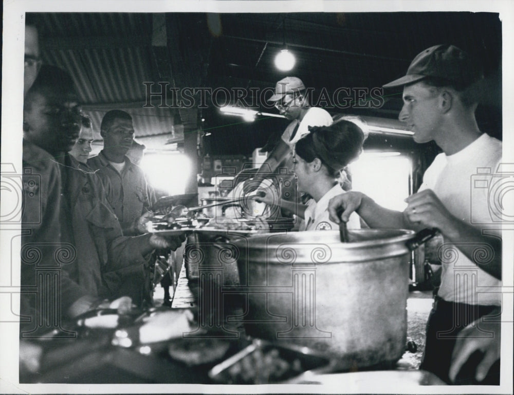 1967 Press Photo American Red Cross Girls In War Areas In Vietnam-Chow Line - Historic Images