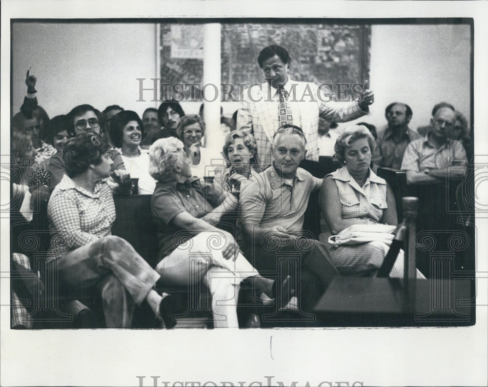 1975 Attorney George Feiwell speaking to Lincoln homeowners - Historic Images