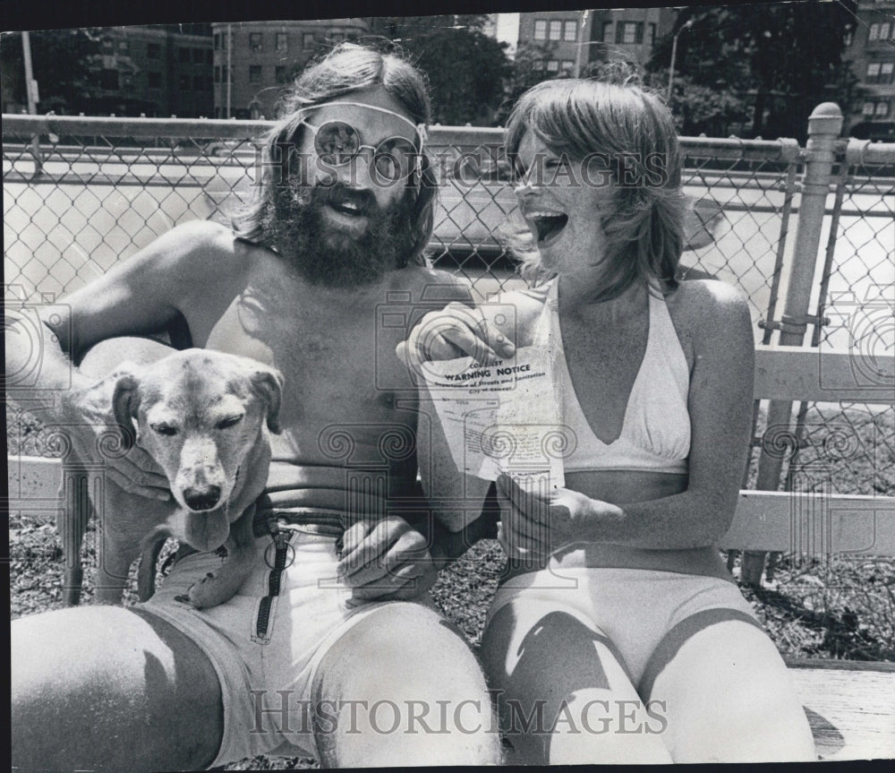 1972 Press Photo Couple Gets Warning For Having Dog On North Ave Beach - Historic Images