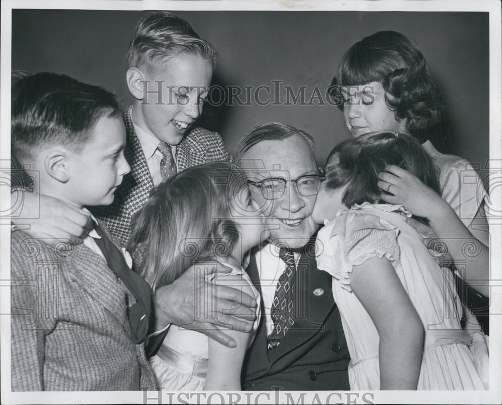 1954 Press Photo Detroit News reporter George Stark Congratulated By Grandkids - Historic Images