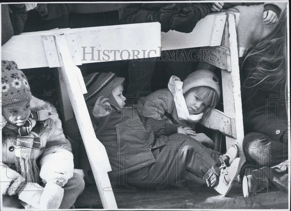 1971 Press Photo Kids waiting to see Santa at Hudson Thanksgiving Parade - Historic Images