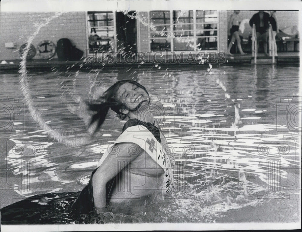 1967 Alice AuWerter of Ohio Wins Underwater Beauty Pageant - Historic Images