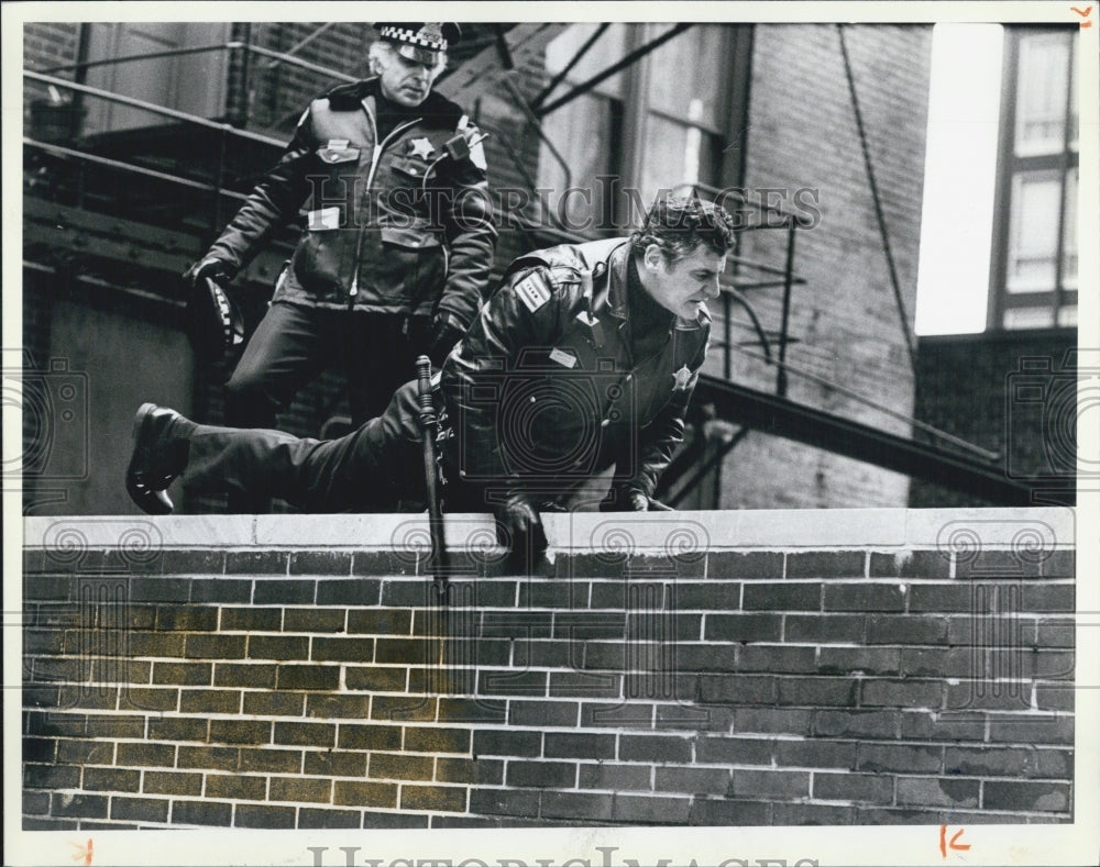 1983 Press Photo Police investigating Jonathan Sadock suicide at 260E Chestnut - Historic Images