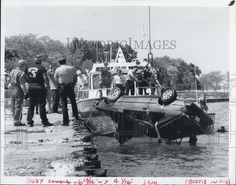 1992 Press Photo Montrose Harbor Suicide Car Lake Michigan - Historic Images