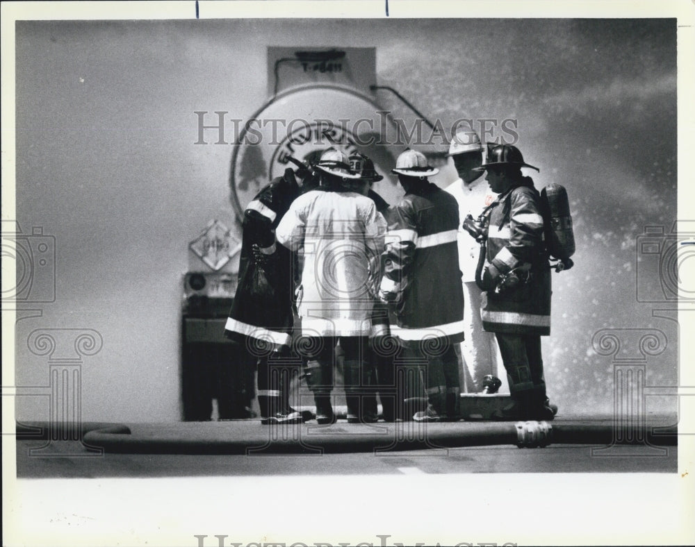 1986 Press Photo Police and Fire Officials check a tanker that was leaking - Historic Images