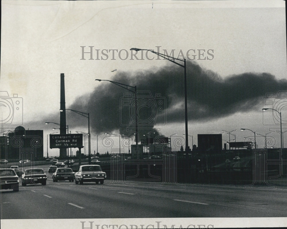 1972 Press Photo A look at a Fire in A Building from The Lincoln Expressway - Historic Images