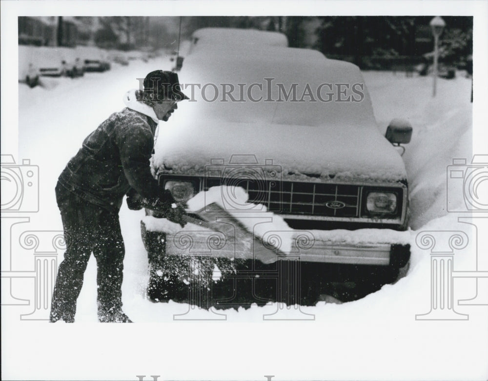 1992 Press Photo Jim Skipinski Shoveling a path of snow for his Ford truck - Historic Images