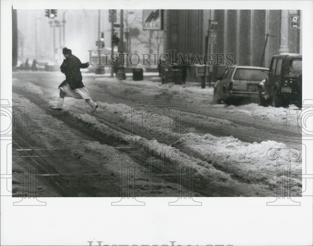 1990 Press Photo Father Down going to work in a snow - Historic Images