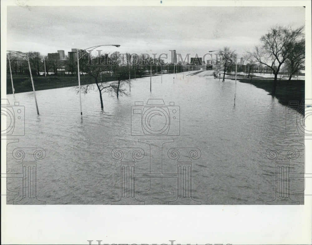 1983 Press Photo Water covers South Lake Shore Drive after High wind storm - Historic Images