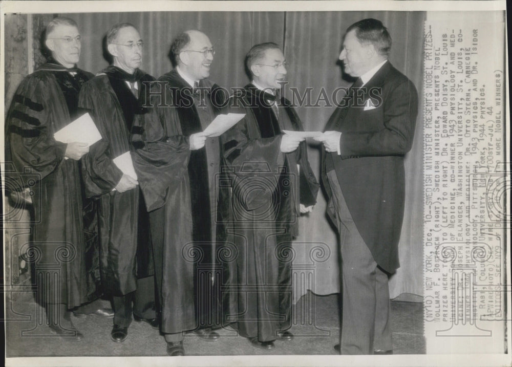 1944 Press Photo NYC Wollmar Bostroem Presents Nobel Prizes To Dr Edward Doisy - Historic Images