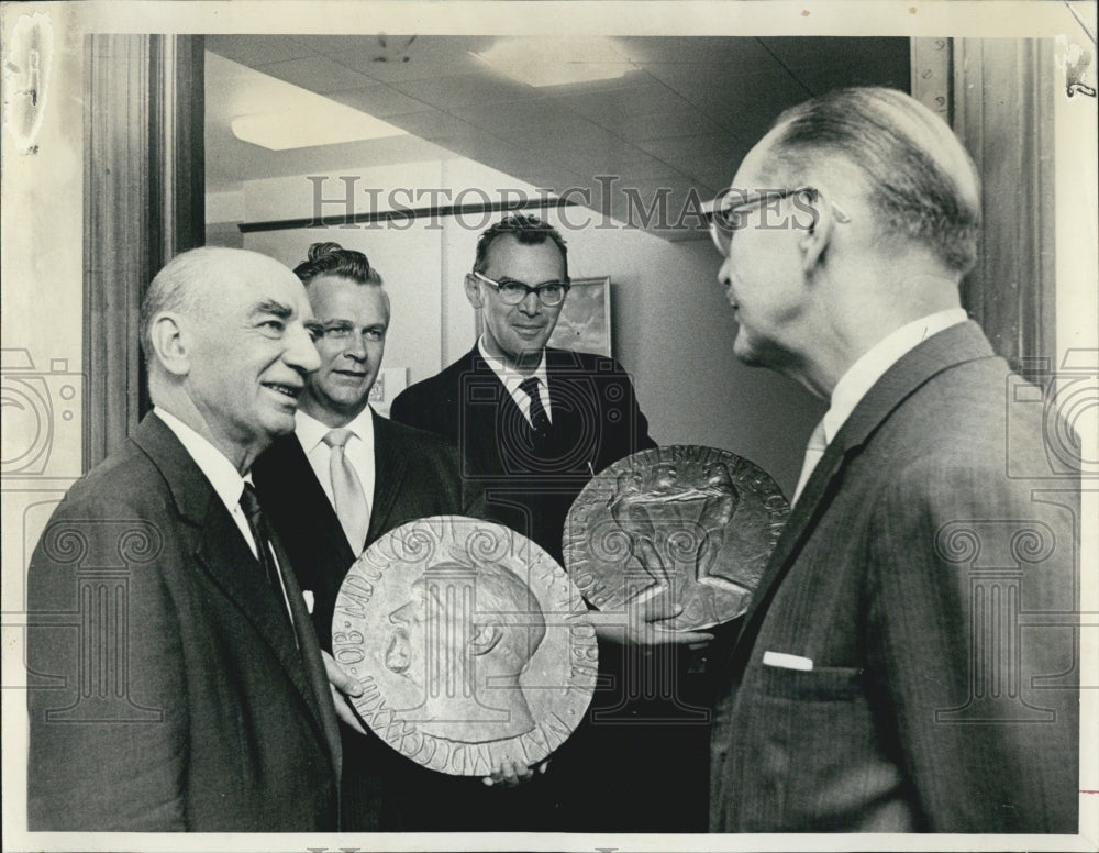 1964 Press Photo Huge Nobel Peace Prize reproductions going to Univ of Illinois - Historic Images