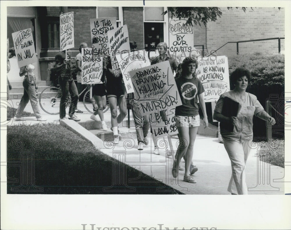 1986 Press Photo Students and Mothers protest against drunken drivers - Historic Images