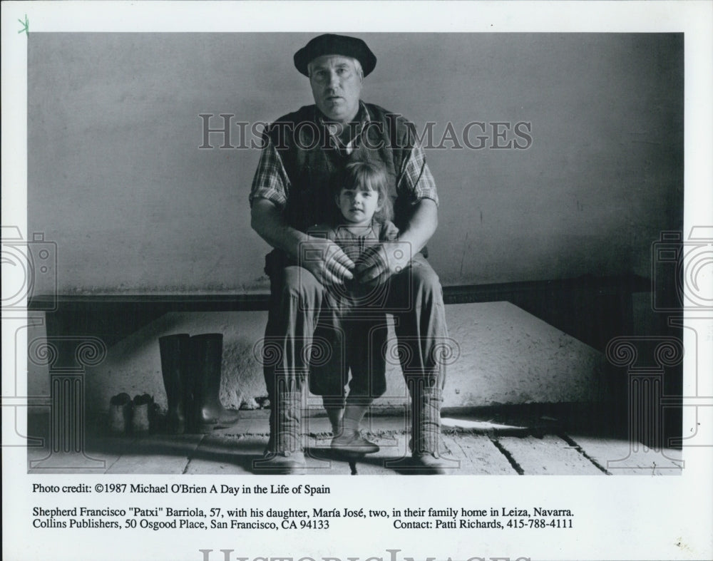 1987 Press Photo of shepherd Francisco &quot;Patxi&quot; Barriola and daughter Maria - Historic Images