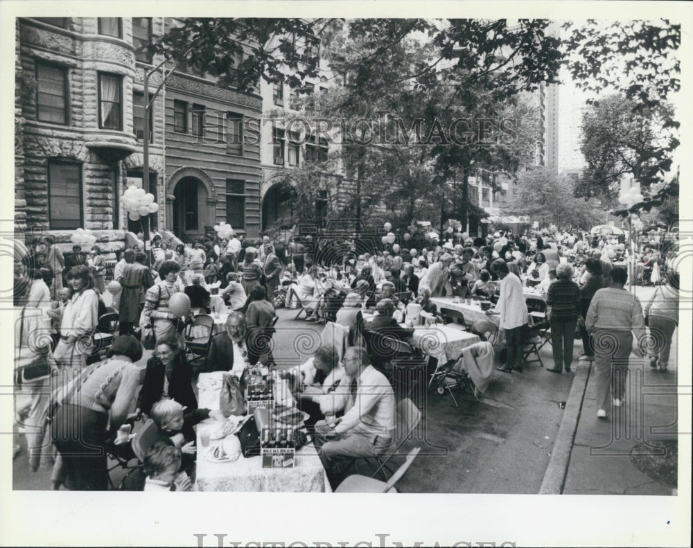 1985 Press Photo Chicago Neighborhoold bring your own booze block party Neighbor - Historic Images