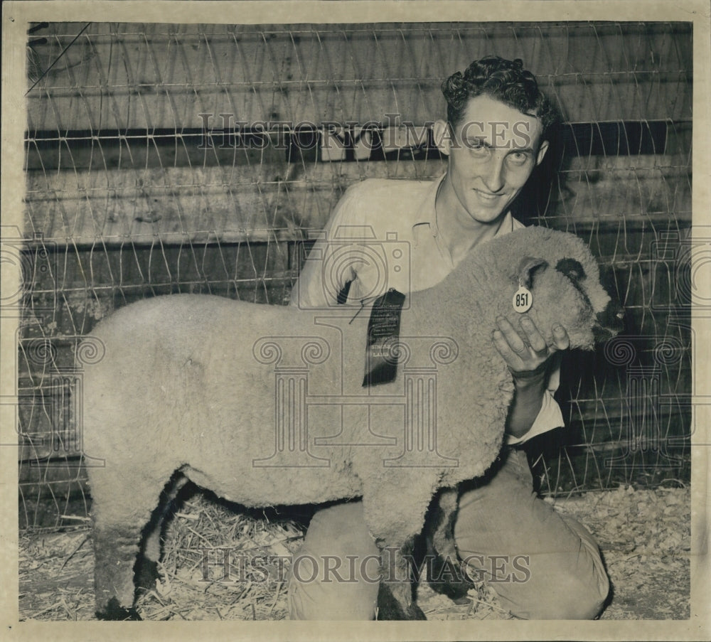 1948 Press Photo Sherwood Nelson with grand champion lamb - Historic Images