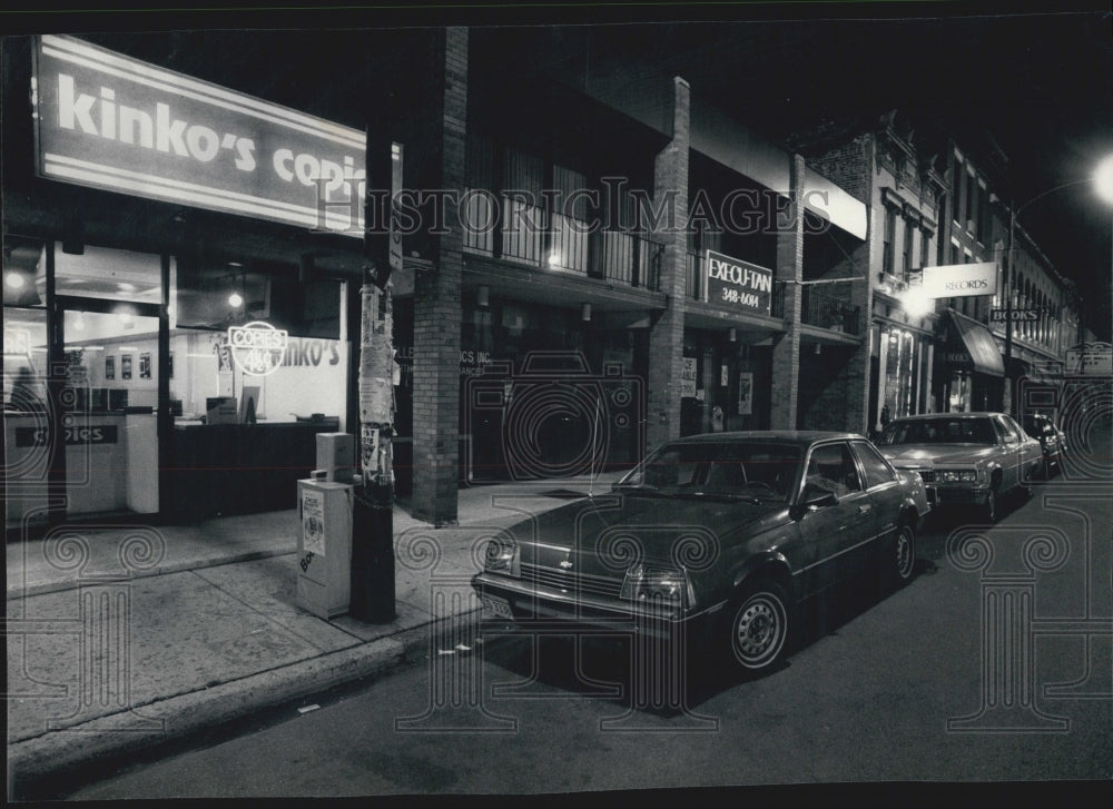 1986 Press Photo Kinko&#39;s Copies Sign Is Bright In Dark Alley On Lincoln Chgo IL - Historic Images