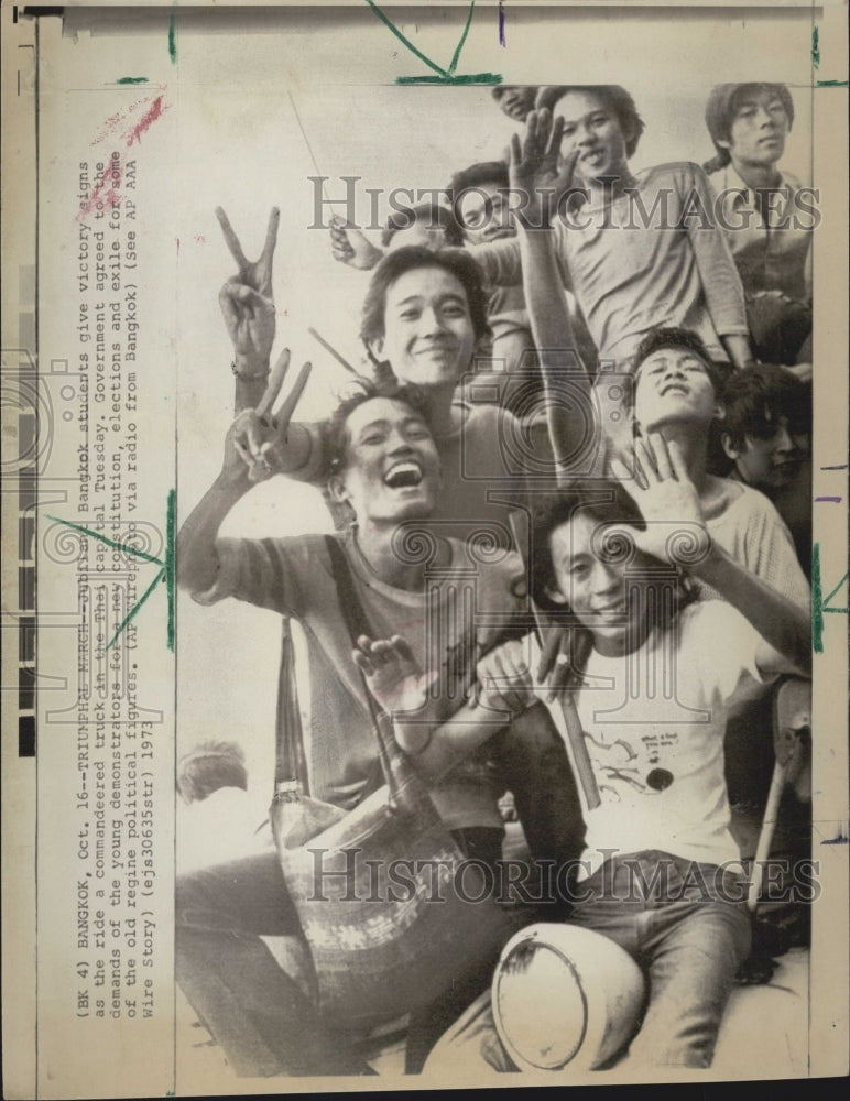 1973 Press Photo Thailand students give victory signs - RSG52225 - Historic Images