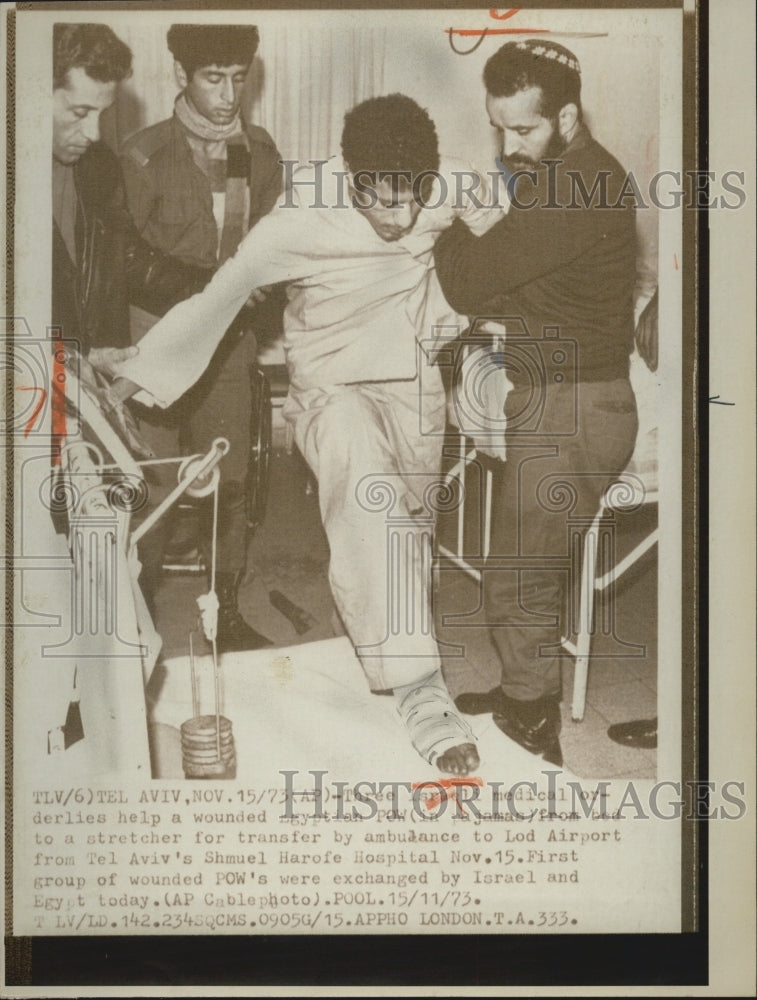 1973 Press Photo Israelis Help Injured Egyptian POW in Tel Aviv Hospital - Historic Images