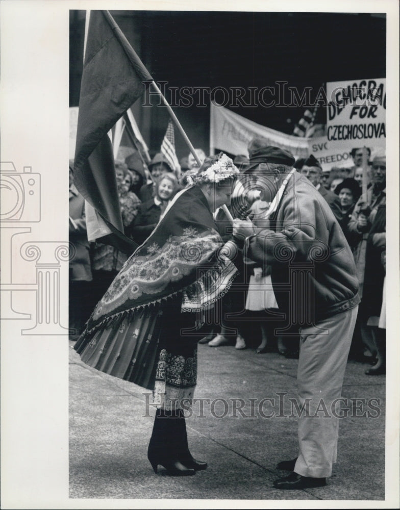 1989 Press Photo Old Couple Bows After Slavik Folk Dance At Daley Center Plaza - Historic Images