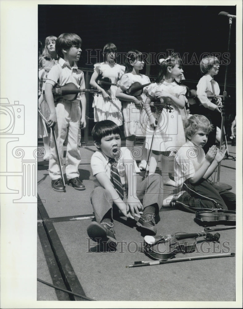 1985 Press Photo Alan Wong, violinist, plays at Daley Center Plaza. - Historic Images