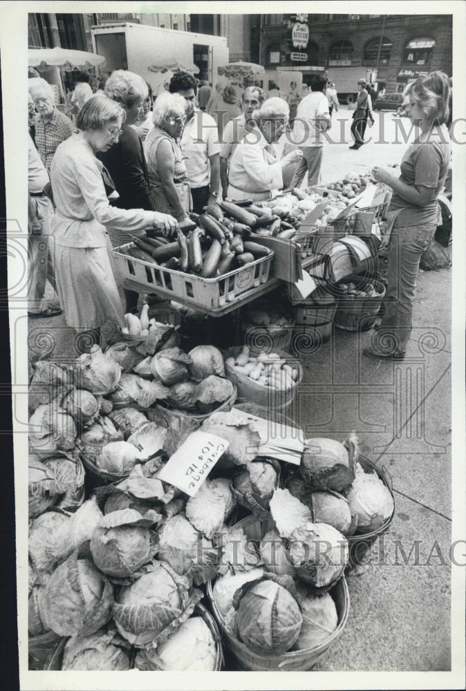 1961 Press Photo Lillian Kaplan Asparagus squash Chicago Center - RSG52343 - Historic Images