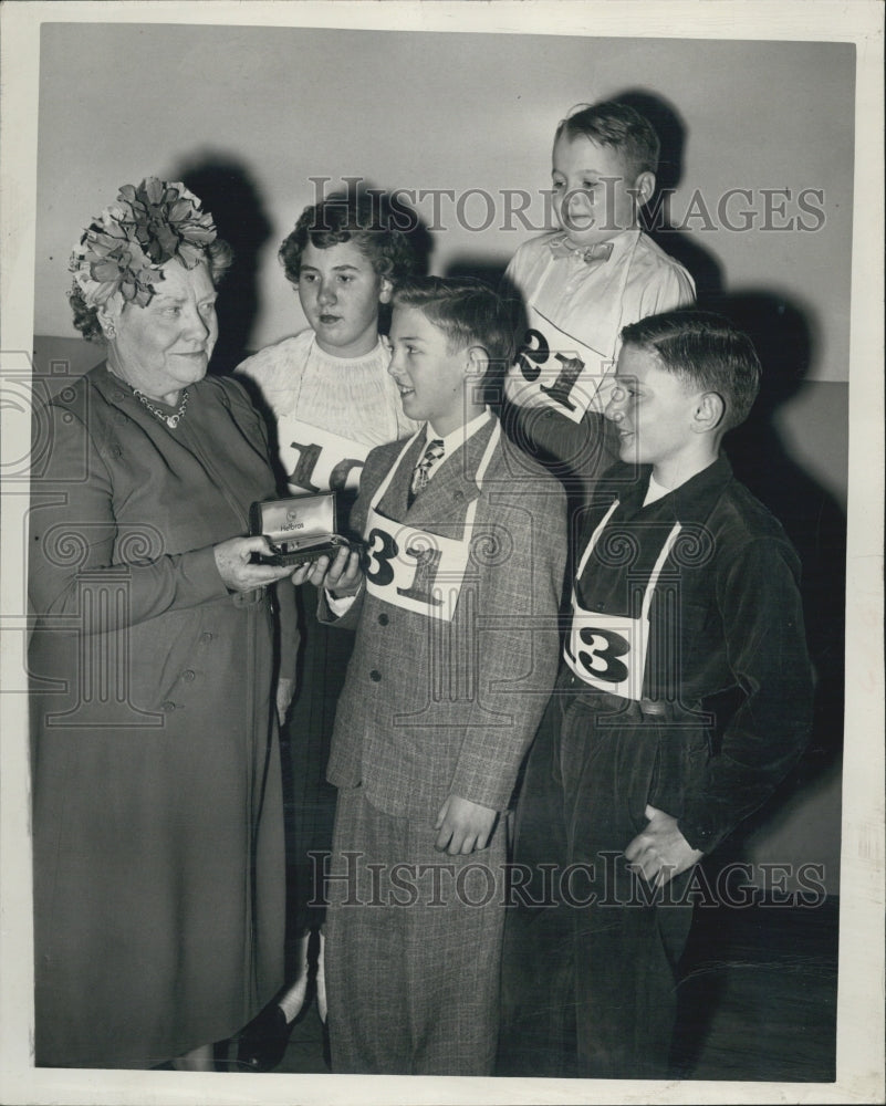 1949 Press Photo Jack Blaz Gets Watch For Winning Spelling Bee At Chpin School - Historic Images