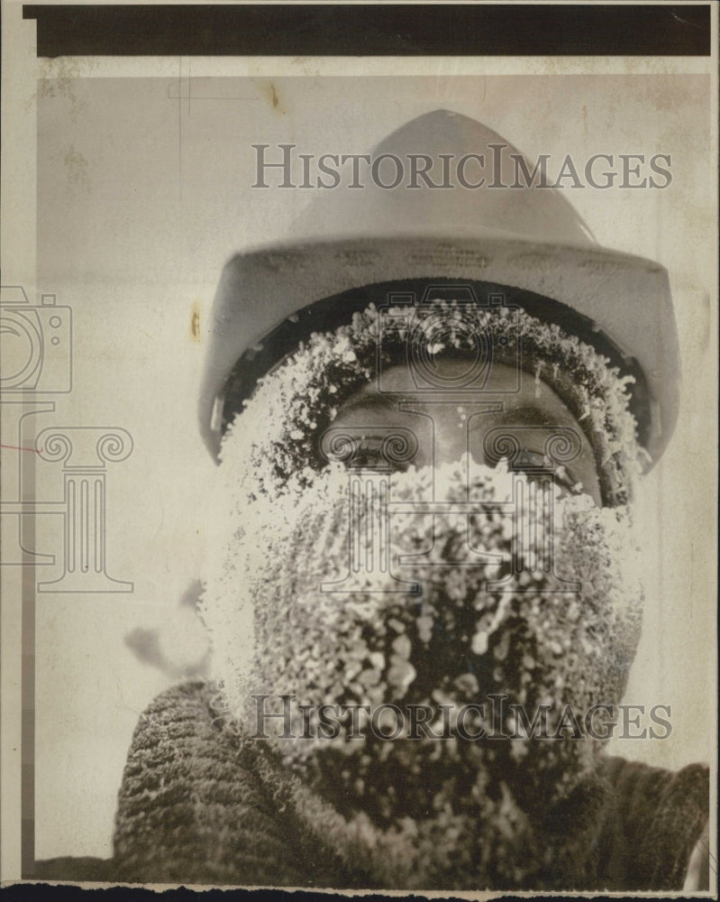 Press Photo An employee of Alyesak Pipeline Service Company in winter. - Historic Images