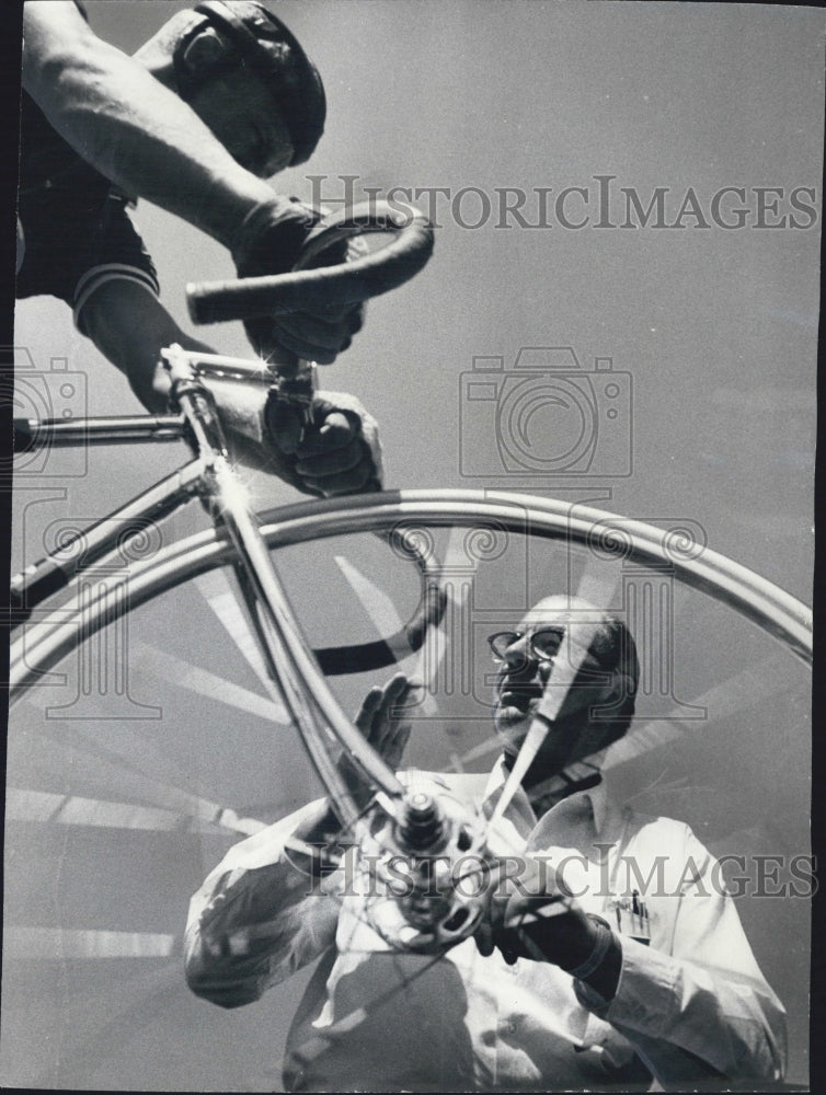 1966 Press Photo Torchy Paden Watches Carl Leusenkamp As He Practices Rollers - Historic Images