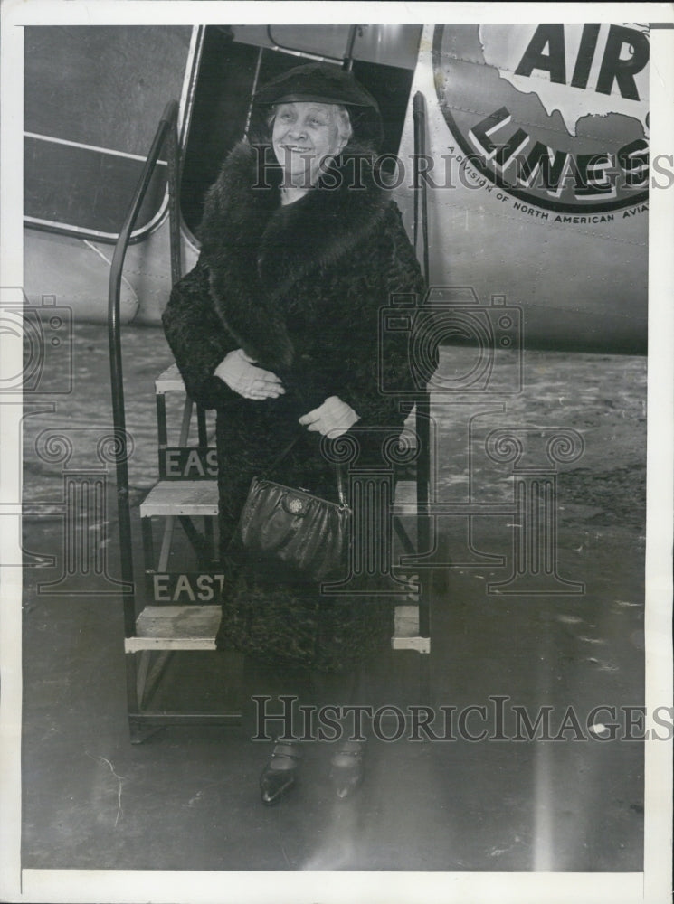 1935 Mrs. James Roosevelt, mother of President Roosevelt, arrives in - Historic Images