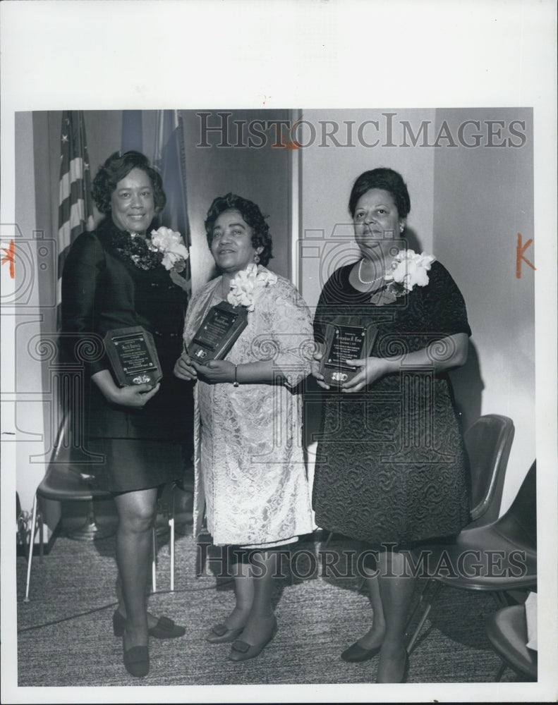 1971 Educators Mrs Ruth Harrell And Others Get Awards - Historic Images