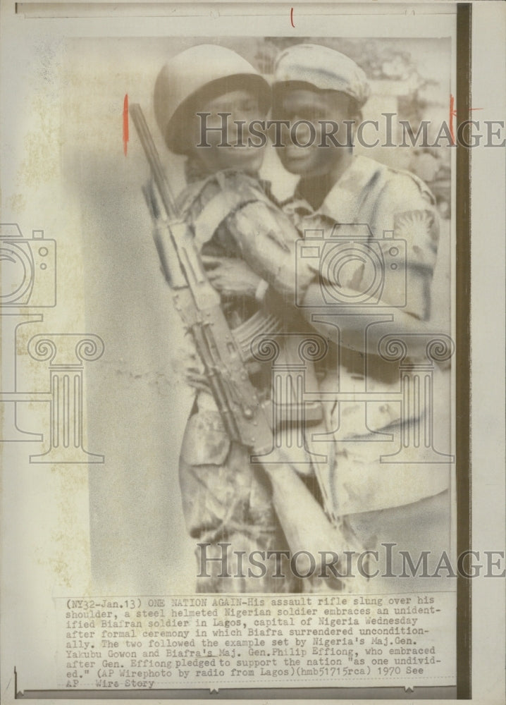 1970 Press Photo Nigerian Soldier Embraces Biafran Soldier In Lagos, Nigeria - Historic Images