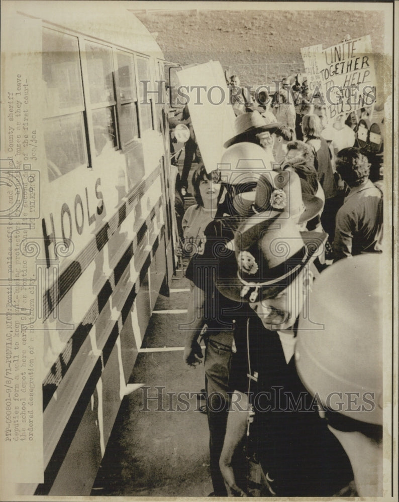 1971 Press Photo Pontiac And Oakland Cops Form Wall From Desegregation Protestor - Historic Images