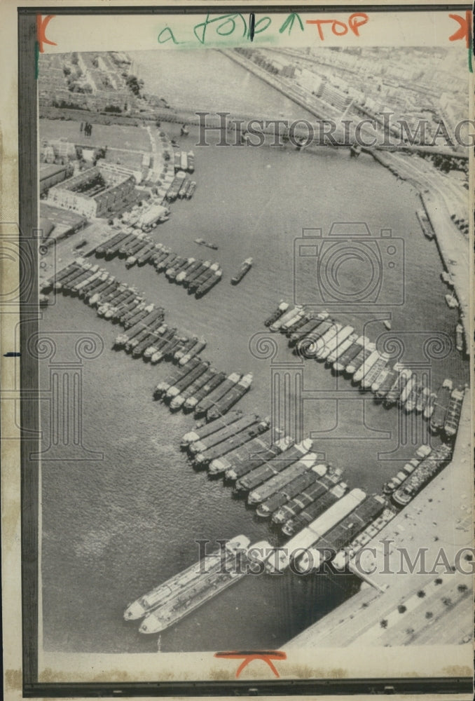 1975 Press Photo Dutch Bargemen Blocking Port - Historic Images