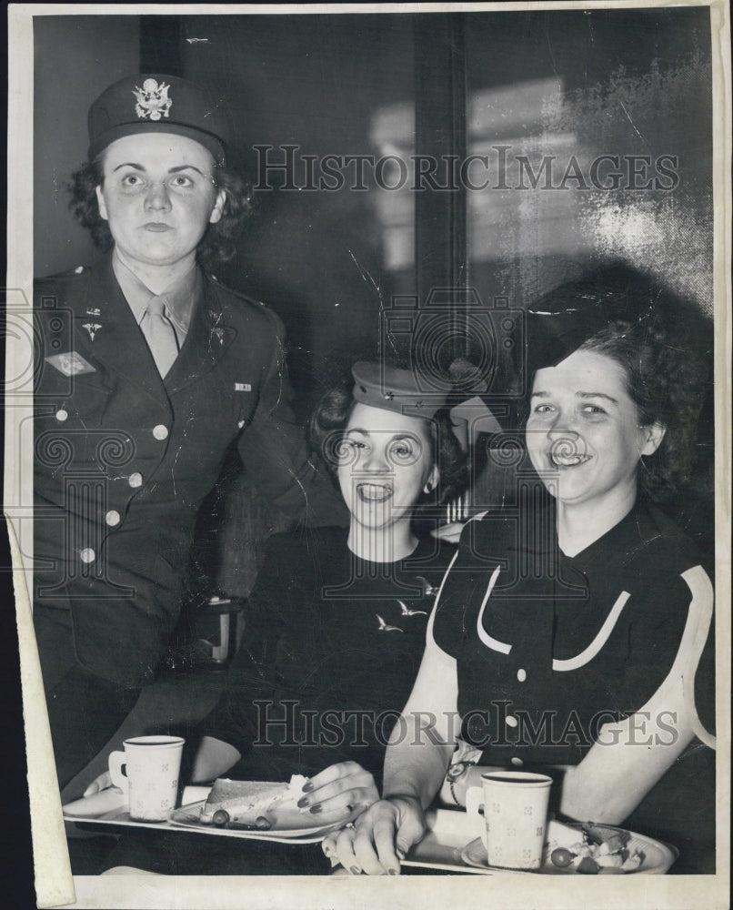 1945 Press Photo Mrs. Anne Steward Irene Kocfanowski Margaret Guddola Nurses - Historic Images