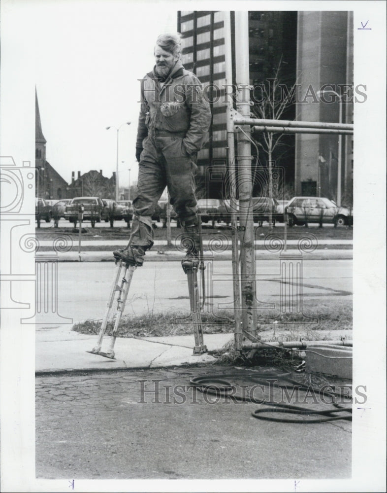 1985 Press Photo Rusty Szalkowski ,on stilts, for Mr. Fence. - Historic Images