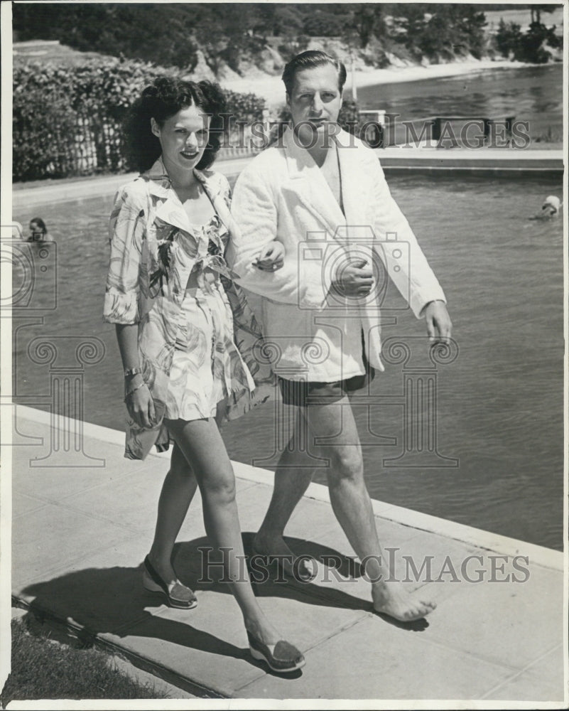 1942 Press Photo of William Martha Weiss on honeymoon in Del Monte Lodge - Historic Images