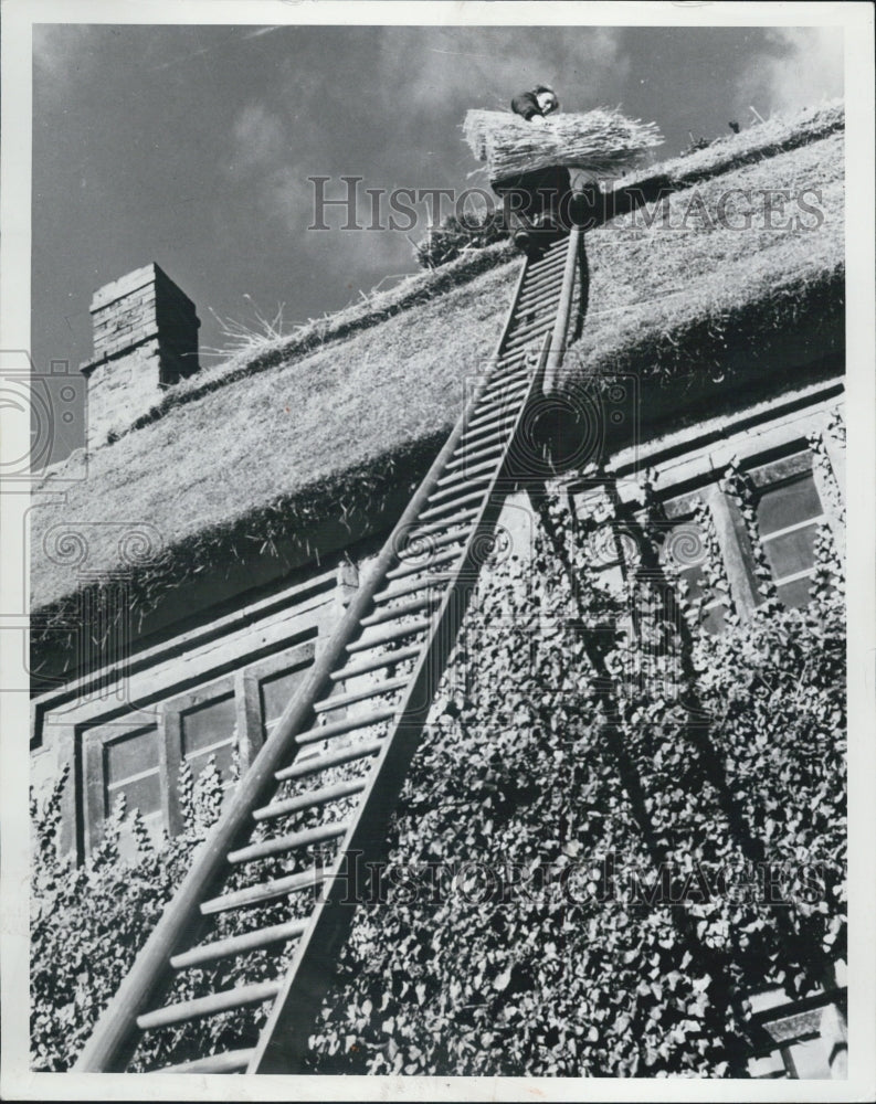 1962 English Roof Thatcher Ron Smith George Inn St. Michael - Historic Images