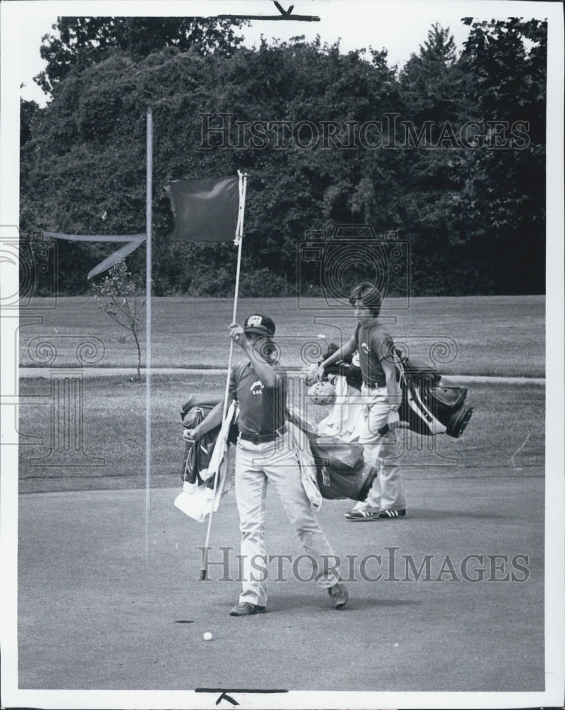 1979 Press Photo Bert Robinson, Jason Lyneh, golf caddies. - Historic Images