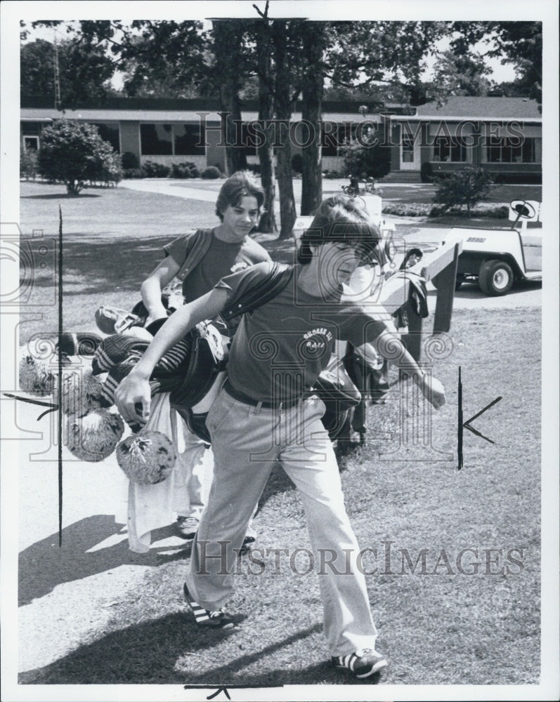 1979 Press Photo Tim Baechel, gold caddy. - Historic Images